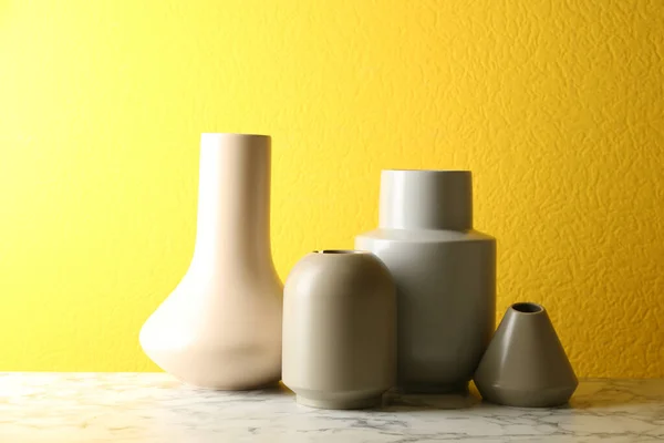 Vasos Cerâmica Elegantes Mesa Mármore Branco Contra Fundo Amarelo — Fotografia de Stock