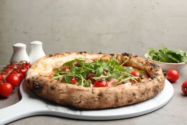 Leckere Pizza Mit Fleisch Und Rucola Auf Grauem Tisch — Stockfoto