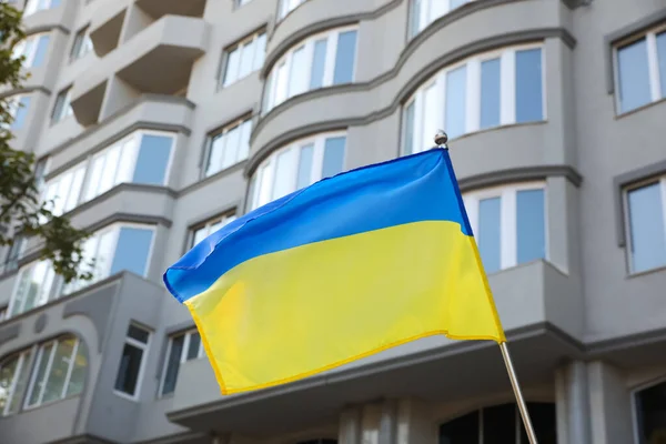 Národní Vlajka Ukrajiny Vlající Poblíž Budovy Slunečného Dne — Stock fotografie