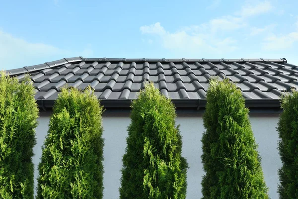 Modern House Black Roof Green Trees Outdoors Sunny Day — Stockfoto