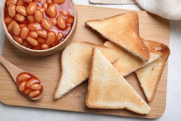 Toasts Delicious Canned Beans White Table Top View — 스톡 사진