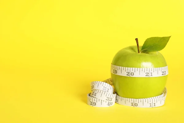 Fresh Green Apple Measuring Tape Yellow Background Space Text — Photo