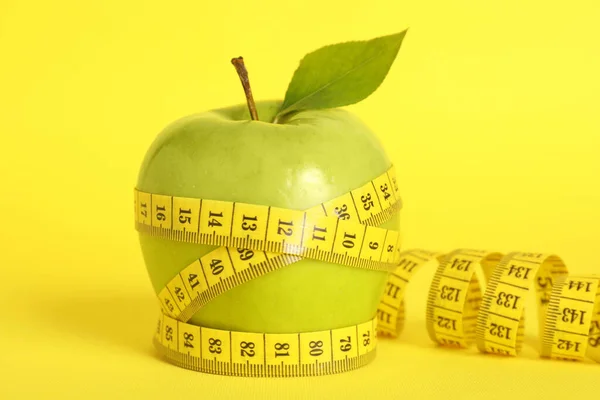 Fresh Green Apple Measuring Tape Yellow Background Closeup — Fotografia de Stock