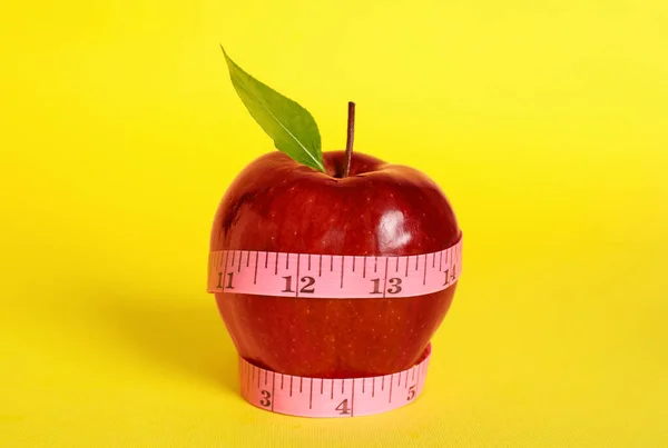 Fresh Red Apple Measuring Tape Yellow Background — 图库照片