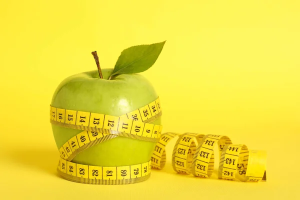 Fresh Green Apple Measuring Tape Yellow Background — Fotografia de Stock