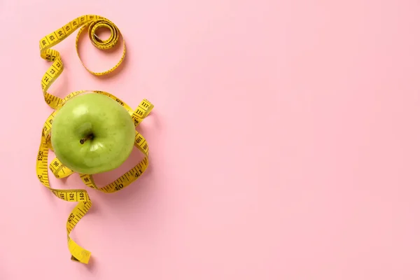 Fresh Green Apple Measuring Tape Pink Background Flat Lay Space — Foto Stock