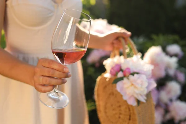 Γυναίκα Ποτήρι Ροζέ Κρασί Και Ψάθινη Τσάντα Στον Κήπο Παιώνια — Φωτογραφία Αρχείου