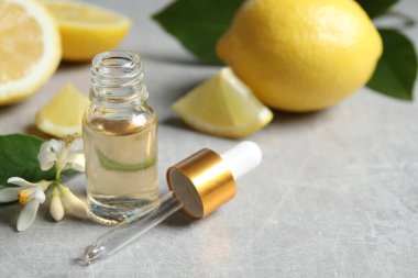 Limon yağı, çiçek ve limonlar ışık masasında. Metin için boşluk