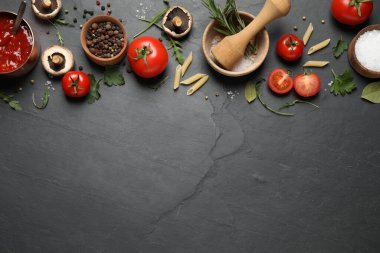 Düz kompozisyon ve siyah masa üzerinde taze ürünler, metin için boşluk. Sağlıklı yemek.