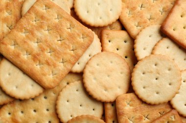 Arka plan olarak pek çok lezzetli kraker, üst görünüm