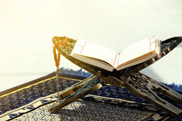 Rehal Dengan Quran Terbuka Dan Misbaha Karpet Doa Muslim Dalam — Stok Foto