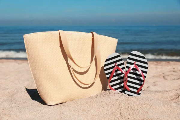 Striped Flip Flops Beach Bag Sandy Seashore —  Fotos de Stock