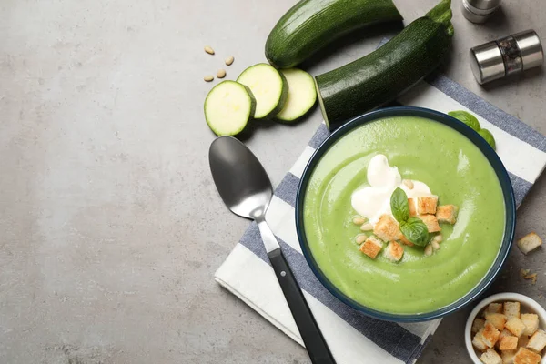 Savoureuse Soupe Crème Courgettes Maison Sur Table Grise Plat Espace — Photo