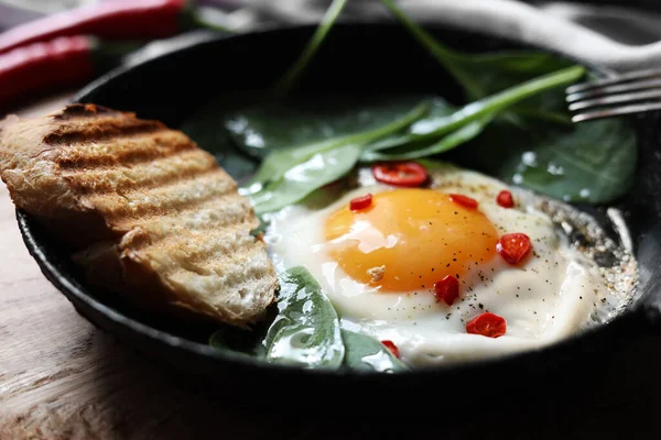 Delicioso Huevo Frito Con Espinacas Chile Servido Sobre Mesa Madera — Foto de Stock