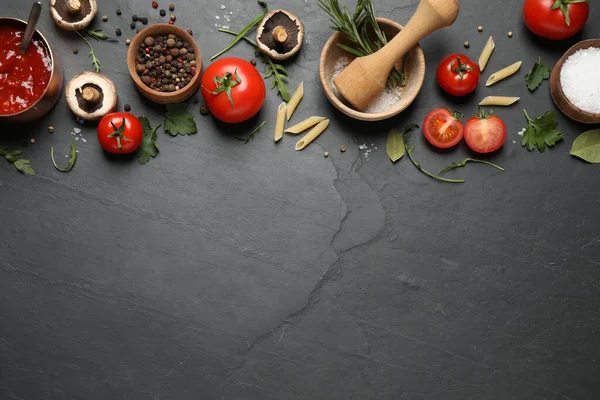 Düz kompozisyon ve siyah masa üzerinde taze ürünler, metin için boşluk. Sağlıklı yemek.