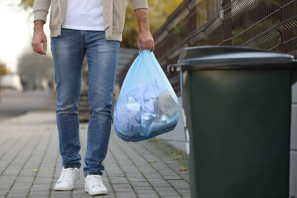 Homem Transportando Saco Lixo Para Reciclagem Bin Livre Close — Fotografia de Stock