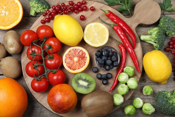 Tahta Masada Düz Yerde Vitamini Bakımından Zengin Ürünler — Stok fotoğraf