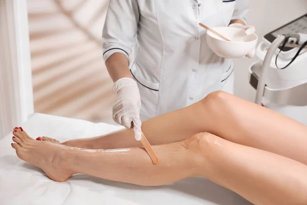 Professional Cosmetologist Applying Gel Client Leg Laser Epilation Procedure Salon — Foto de Stock