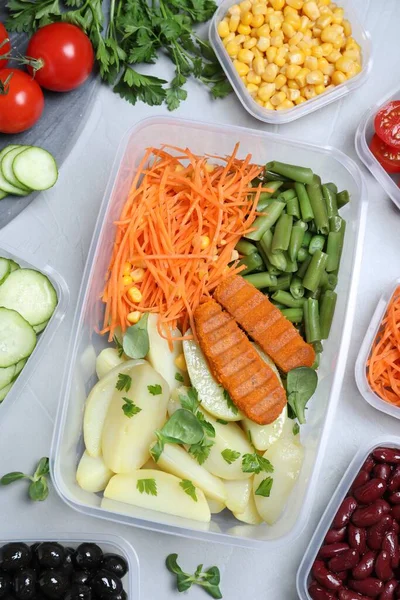 Set Kunststoffbehälter Mit Frischen Lebensmitteln Auf Leichtem Tisch Flach Gelegt — Stockfoto