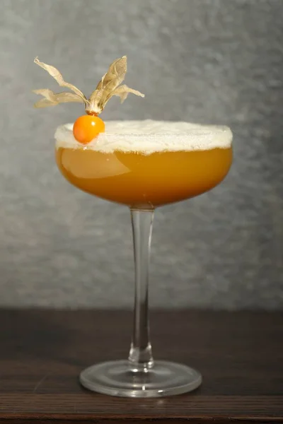 Cocktail Rinfrescante Decorato Con Frutta Physalis Sul Tavolo Legno Vicino — Foto Stock