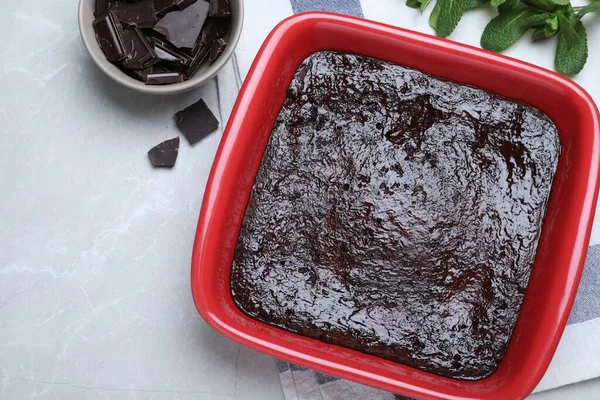 Heerlijke Brownie Bakvorm Stukjes Chocolade Verse Munt Lichtgrijze Tafel Plat — Stockfoto