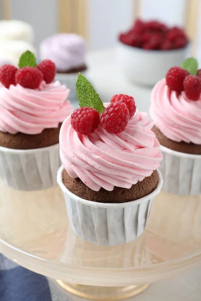 Delicious Cupcakes Cream Raspberries Stand — Foto de Stock