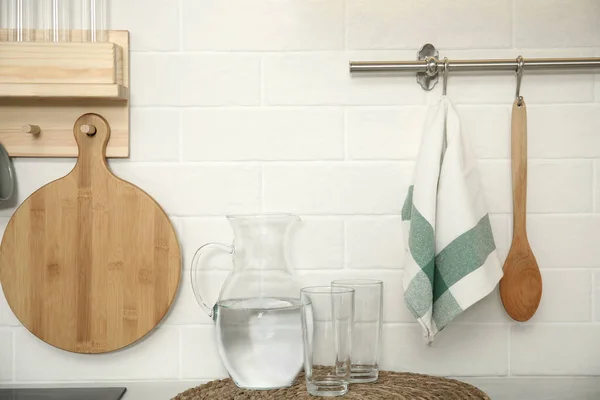 Груша Водою Окулярами Рушником Посудом Кухні — стокове фото