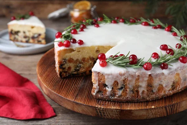 Geleneksel Noel pastası biberiye ve yaban mersiniyle süslenmiş, yakın plan.