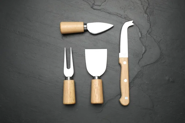 Cuchillos Queso Tenedor Sobre Mesa Piedra Negra Plano — Foto de Stock