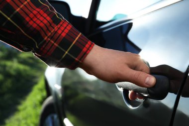 Adam arabanın kapısını açarak closeup görünümü