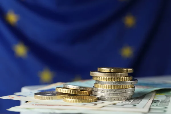 Monedas Billetes Sobre Mesa Frente Bandera Unión Europea Espacio Para — Foto de Stock