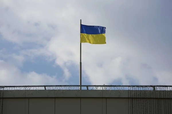 Ukrajinská Vlajka Stavbě Proti Zatažené Obloze — Stock fotografie