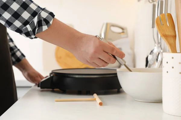 Man Cooking Delicious Crepe Electric Pancake Maker Kitchen Closeup — Stok fotoğraf