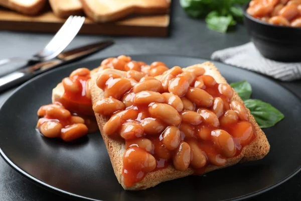 Toasts Delicious Canned Beans Black Table Closeup — Fotografia de Stock