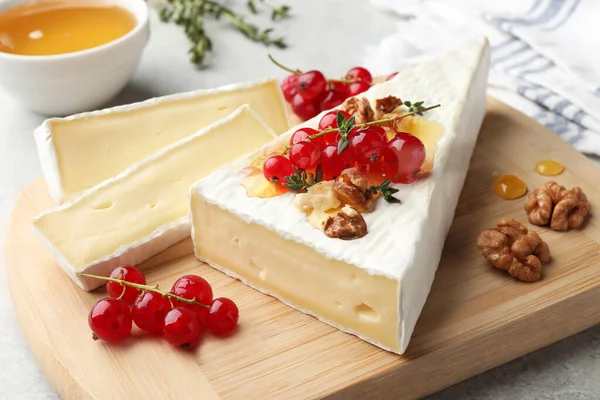 Brie Cheese Served Red Currants Walnuts Honey Table Closeup — Fotografia de Stock