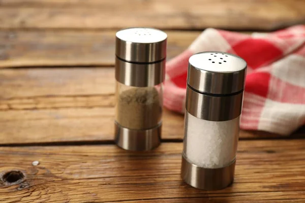Salt Pepper Shakers Napkin Wooden Table Closeup — Fotografia de Stock