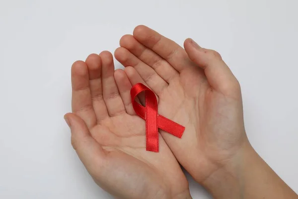 Egy Kislány Piros Szalaggal Kezében Fehér Háttér Közelkép Aids Szel — Stock Fotó