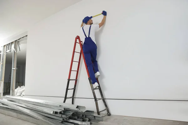 Construction Worker Using Measuring Tape Room Prepared Renovation — Foto de Stock