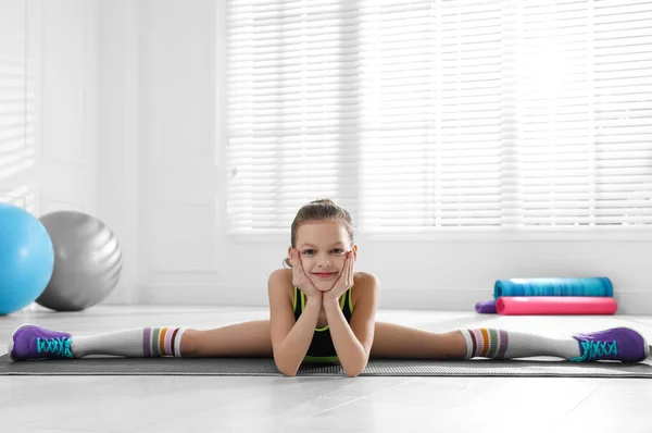 Cute Little Girl Doing Gymnastic Exercise Indoors Side Split — Stock fotografie