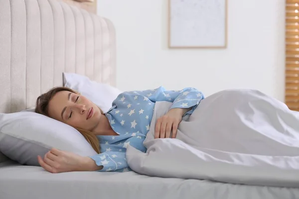 Jovem Dormindo Cama Confortável Com Roupa Cama Sedosa — Fotografia de Stock