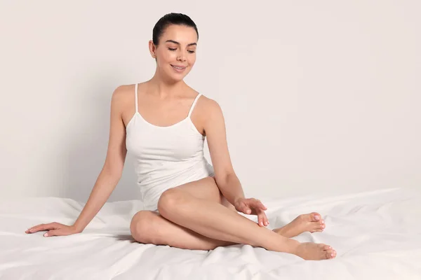 Young Woman Beautiful Smooth Legs Sitting Bed Home — Φωτογραφία Αρχείου