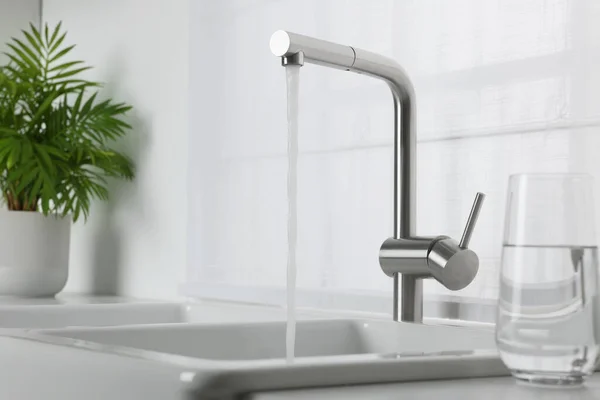 Stream Water Flowing Tap Kitchen — Stock Photo, Image