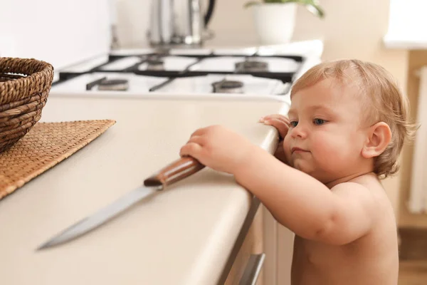 Little Child Holding Sharp Knife Kitchen Dangerous Situation — Fotografia de Stock