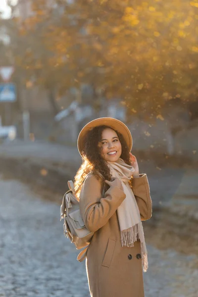 Portret Van Een Mooie Afro Amerikaanse Vrouw Met Stijlvolle Beige — Stockfoto