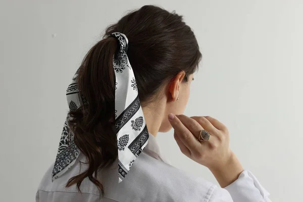 Mulher Nova Com Bandana Elegante Fundo Claro Visão Traseira — Fotografia de Stock