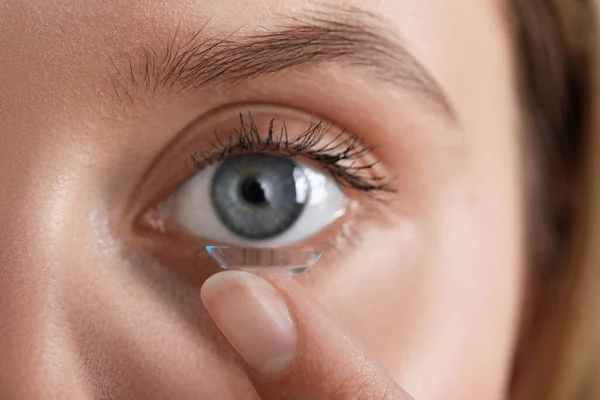 Mulher Jovem Colocando Lente Contato Seu Olho Close — Fotografia de Stock