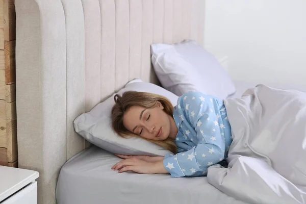 Ung Kvinna Sover Bekväm Säng Med Silkeslena Sängkläder — Stockfoto