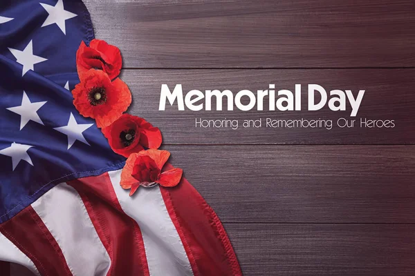Memorial Day Honoring Remembering American Flag Red Poppy Flowers Wooden — Stockfoto