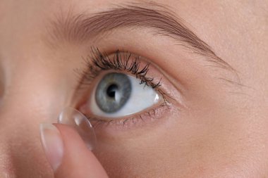Genç kadının gözüne closeup Kontakt lens koyarak