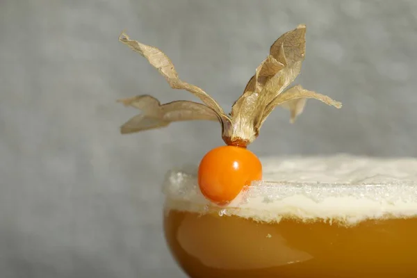 Erfrischender Cocktail Mit Physalis Früchten Auf Grauem Hintergrund Nahaufnahme — Stockfoto